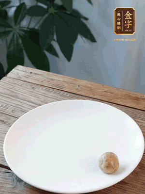 做水油皮、油酥 將油皮材料放入料盆中，加100ml水攪拌成雪花片狀。在案板上反復揉搓成有一定筋度的光潔面團，搓成14個團子。
