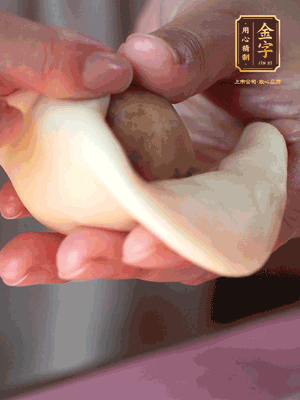 包月餅 面劑兩頭向中間捏緊， 光滑一面向下