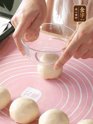 按扁后搟成圓形面皮。餡料放在面皮中心，把餡料包緊，捏緊收口