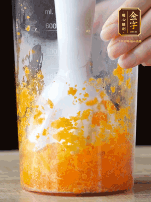 加玉米油、水怡、水揉搓成細(xì)膩的面團(tuán)。松弛半小時(shí)后，分成37g一個(gè)