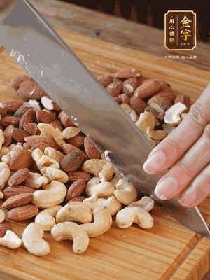 熟堅果切成大顆粒，加入杏仁片、白芝麻、火腿絲、熟糯米粉、玫瑰花醬、花生油、水怡攪拌均勻，捏成52g一個的小球