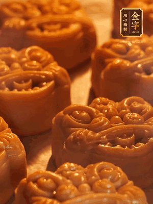 表面噴上水，烤箱預(yù)熱至190℃，170℃烤10分鐘