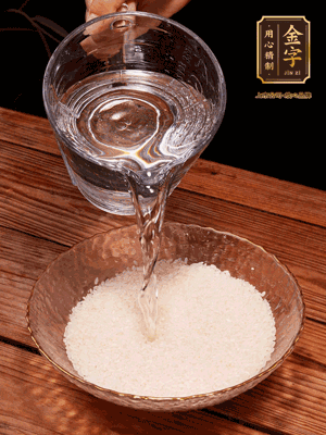 大米提前浸泡30分鐘。干香菇泡發(fā)切成條；蝦米提前浸泡2小時