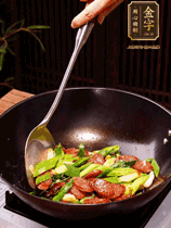 油熱下香腸炒至兩面微焦，下姜蒜、干辣椒、小米椒碎爆香