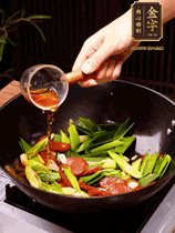 下蒜苗炒軟，沿鍋邊烹入一勺料酒，加醬油、蠔油、白糖調(diào)味炒勻