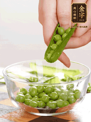 處理食材，藕切片，豌豆剝殼，菱角剝殼， 依次焯水