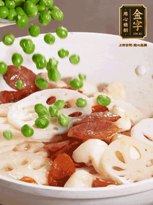 熱油下鍋，爆香香腸