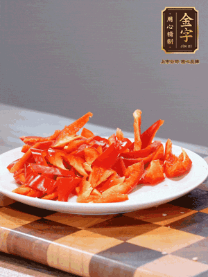 藕帶洗凈，斜切成小段備用、姜切絲、蒜切片、辣椒斜切，再切少許蒜