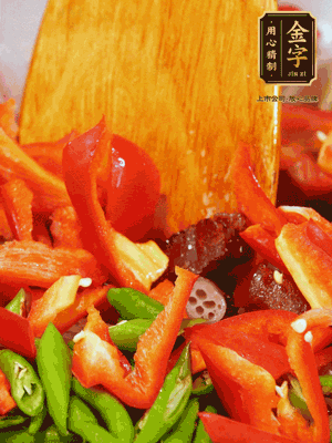 油熱后放入蒜末，下醬油肉煸香