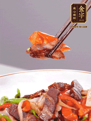 下藕帶、青紅辣椒翻炒均勻