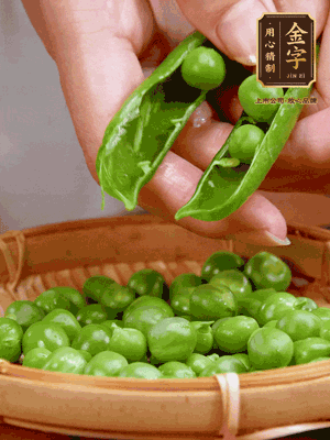 甜豆去殼，剝出甜豆米。百合小心剝成片。