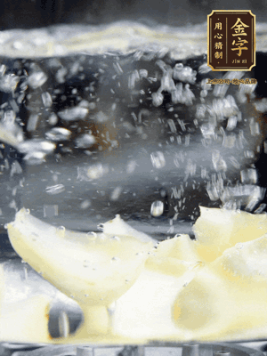 燒開一鍋水，甜豆米、百合燙10秒