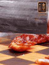 處理食材：香腸切片，土豆切塊、胡蘿卜切丁、豆角切段