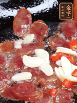 香腸煸香，加大蒜、小米辣增加香味