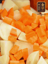 加土豆、胡蘿卜翻炒，隨后加入豆角、1勺鹽、1勺生抽、1勺蠔油、半勺老抽煸炒均勻