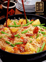 加水，沒過大部分食材。把瀝干水分的米飯均勻地鋪在上面，筷子戳幾個(gè)洞