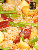 轉(zhuǎn)小火蓋上蓋子燜至水分收干，大概10分鐘