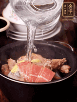 所有食材放入電飯鍋，加2勺料酒，足量的開水，按煲湯鍵煮湯