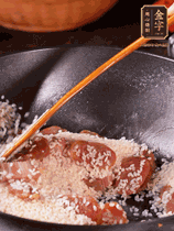 咸肉香腸下鍋煸出油脂香味，倒入洗凈的大米攪拌