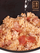 一起放入電飯鍋，加入剛好沒(méi)過(guò)食材的水。