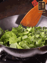 上海青切碎，用豬油炒到半熟