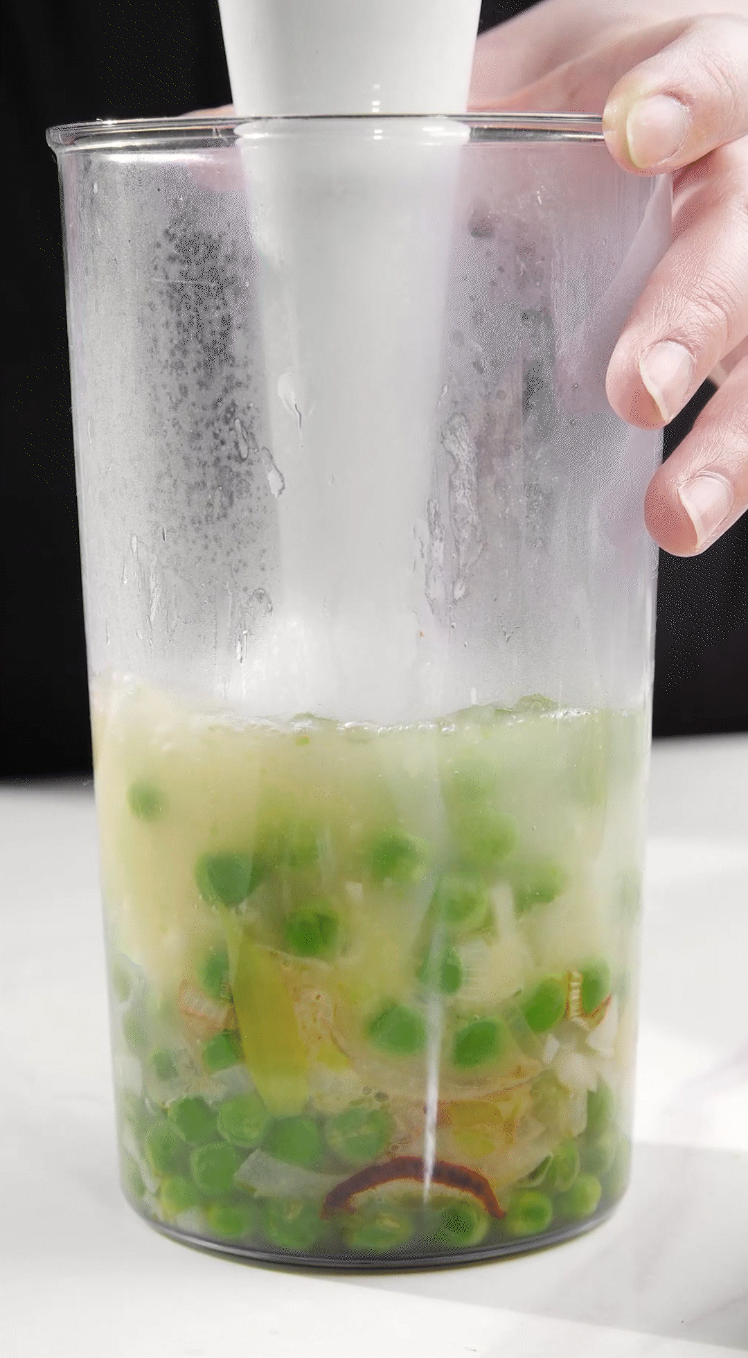 炒好的蔬菜+高湯或熱水，倒入破壁機(jī)攪打細(xì)膩絲滑即可。