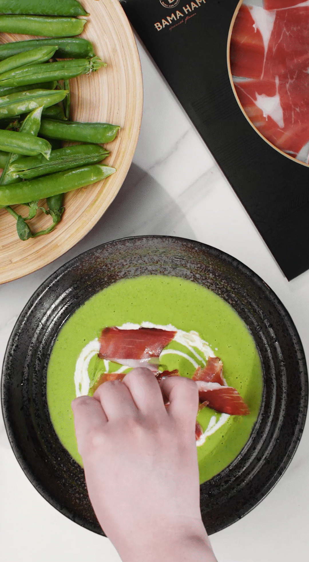 將上述擺盤的食材依個(gè)人喜好適量點(diǎn)綴即可。