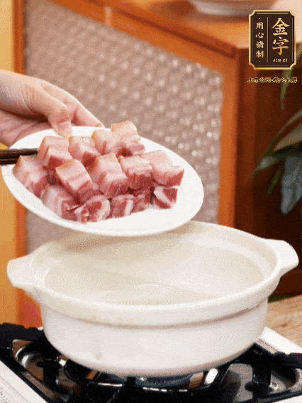 鍋內(nèi)倒油，下咸肉微微煸炒，再放排骨炒一下