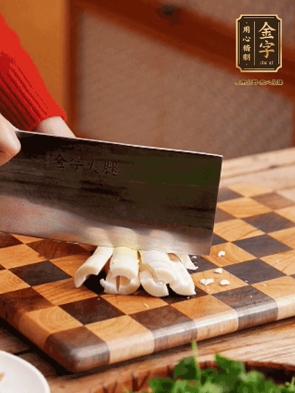 春筍剝?nèi)ネ鈿?，拍碎切成小條