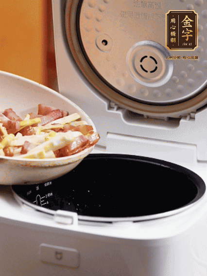 和洗凈的大米一起倒入電飯煲，攪拌均勻。水剛好沒過大米