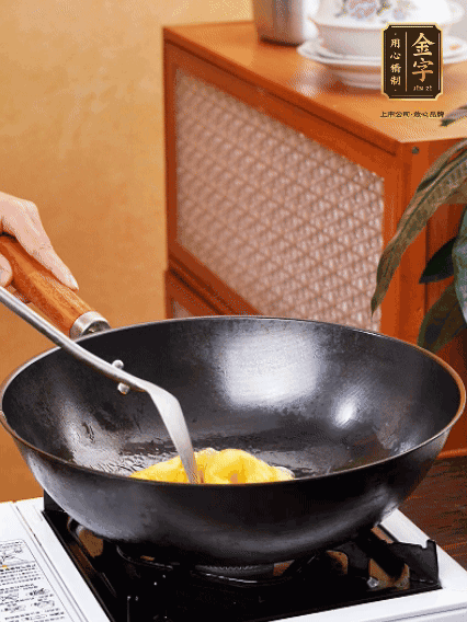 熱油，下雞蛋液煎好，盛出備用