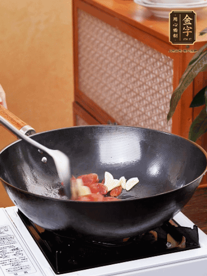 熱油，香腸微微煸出香味，加蒜片、小米辣