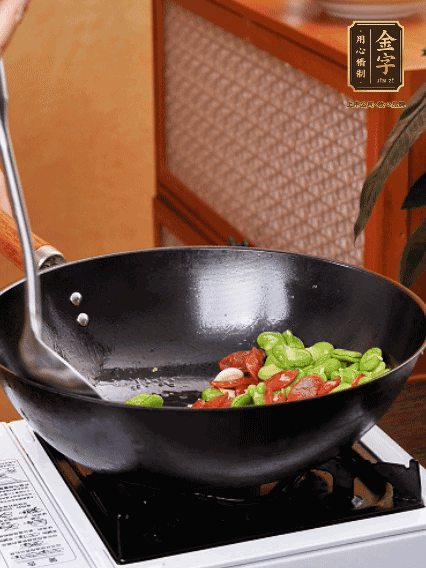 再放入蠶豆翻炒，加一點(diǎn)點(diǎn)醬油調(diào)味