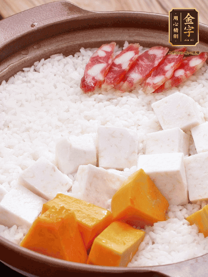 砂鍋涂油，放入泡好的大米。鋪上芋頭、南瓜，倒入開(kāi)水剛好沒(méi)過(guò)，中火煮到水收干