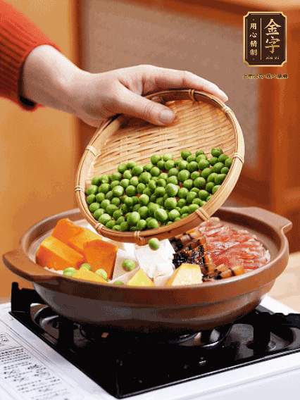 再鋪上臘腸、醬油肉、豌豆，小火煲6分鐘