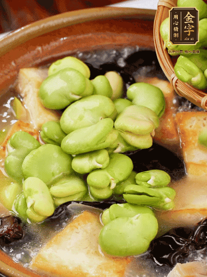 最后可以放豆瓣、木耳煮熟，依照個(gè)人口味加點(diǎn)鹽調(diào)味