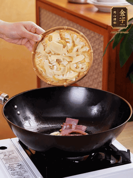 油熱，下蒜末、火腿煸炒出香味，再下筍片微微翻炒