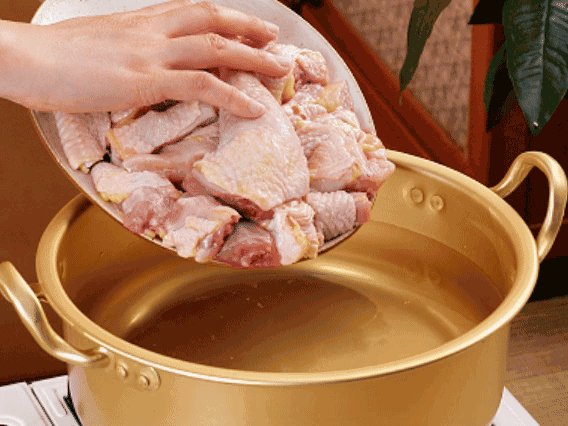 雞肉冷水下鍋，加蔥姜焯水