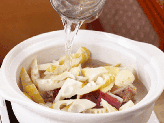 砂鍋中依次放入姜片、雞肉、春筍、火腿，加入足量的水，大火燒開后，轉(zhuǎn)小火燉40分鐘