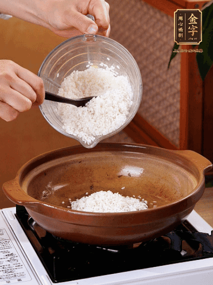 砂鍋中倒入煎羊肚菌的油，涂勻。加入提前浸泡過1小時(shí)的生米，再加入和生米齊平的水,,蓋蓋子，大火煮沸后轉(zhuǎn)小火煮至水分微干