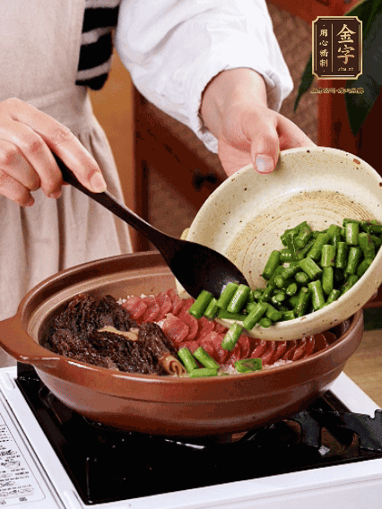 鋪上金字香腸、羊肚菌、蘆筍，蓋蓋子燜7分鐘