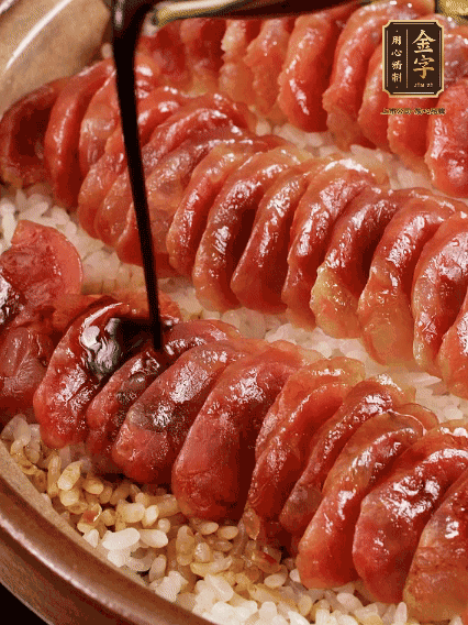 淋上醬汁攪拌均勻
調(diào)一個(gè)醬汁：生抽2匙、老抽半匙、蠔油半匙、白砂糖1/3匙、雞精1/3匙、香油5滴、水1匙