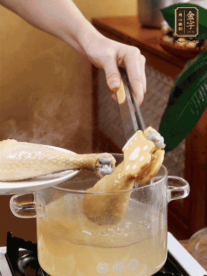 雞腿冷水下鍋，加蔥姜焯水，洗凈備用