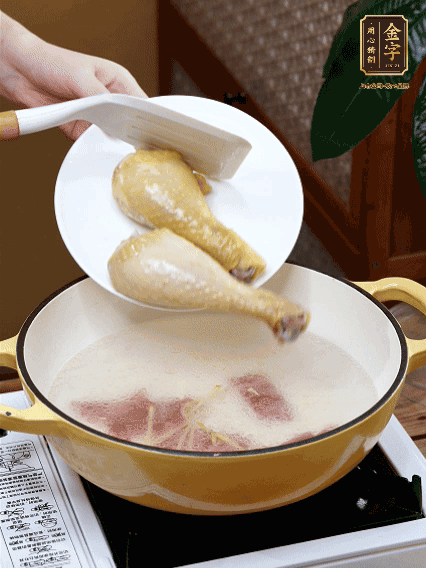 倒清水，放雞腿，大火煮開轉(zhuǎn)中小火煮20分鐘