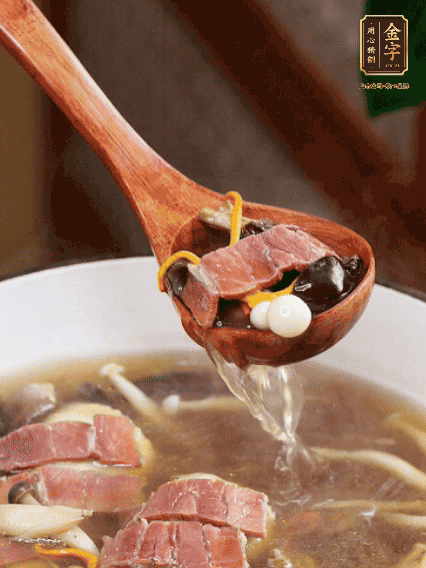 加羊肚菌、雞縱菌、蟲草花、海鮮菇、白玉菇再煮20分鐘