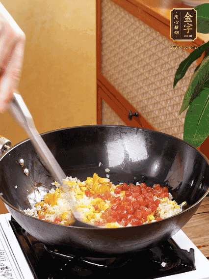 放隔夜飯攪散，加香腸，1勺生抽、半勺鹽調(diào)味。最后撒蔥花