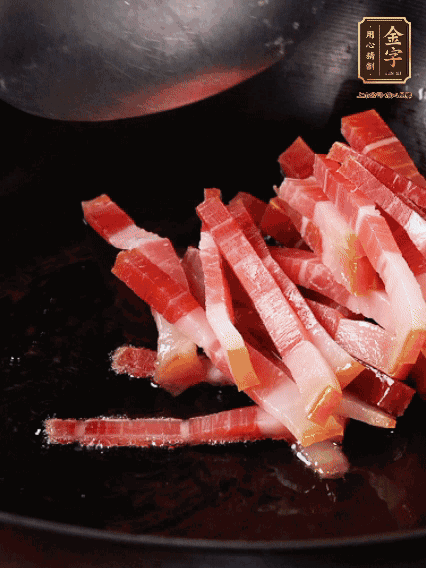 豬油潤鍋，下火腿煸香