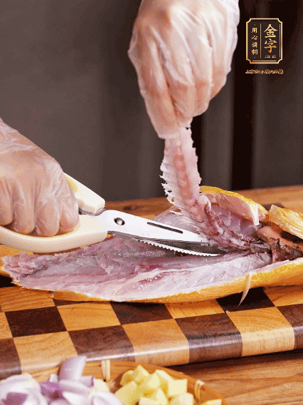 黃魚處理干凈，對(duì)半片開去骨，泡入蔥姜水、料酒、鹽調(diào)成的料汁中浸泡15分鐘，擦干水分