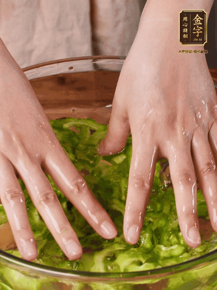 苦瓜去瓤切片，用鹽腌20分鐘，反復(fù)洗凈去苦味