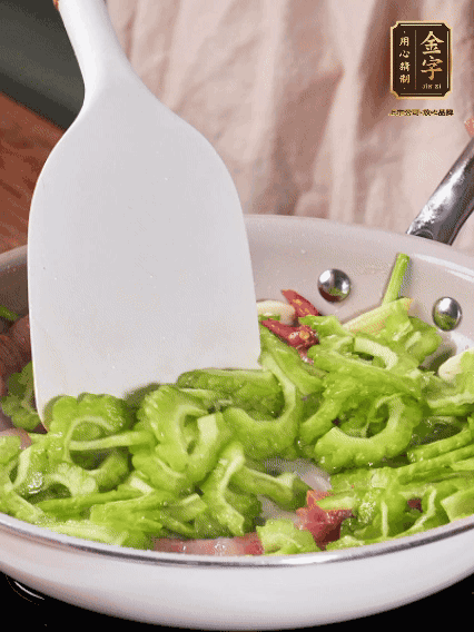 熱油，火腿、蔥姜、干辣椒煸香，再下苦瓜翻炒